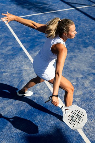 A padel equation: technique and skill are matched with optimal nutrition and total body fitness in order to achieve top performance. Professional experience to develop your top game at your reach.